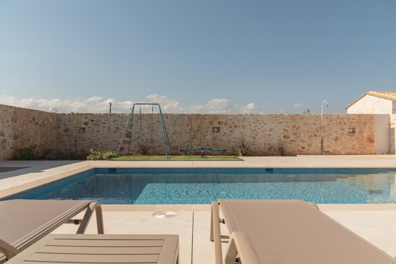 Evaero Villas I, Ii, Iii, IV - An Ever-So Inviting Escape, By Thinkvilla Sfáka Buitenkant foto